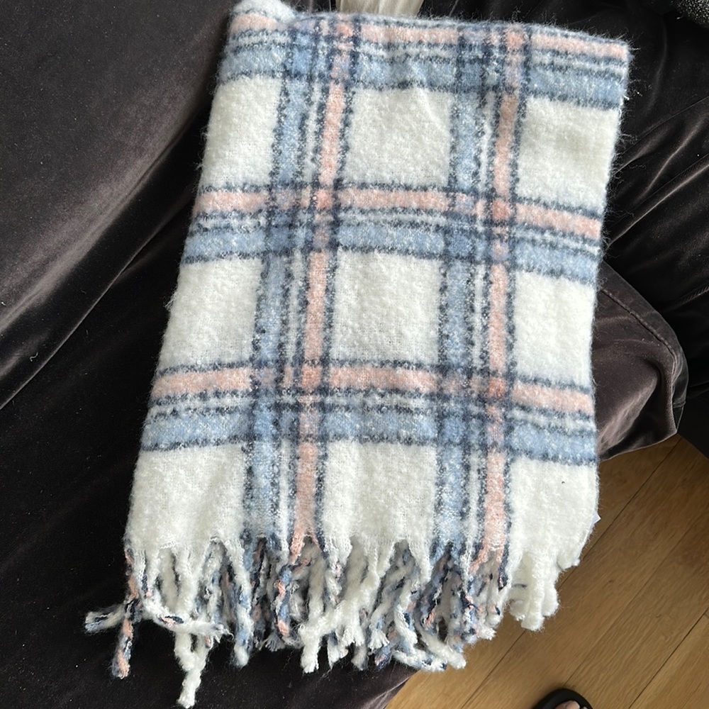 Cozy gap scarf never used in brand new condition